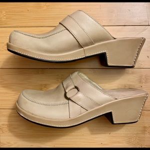 NEW WHITE MOUNTAIN Cream Leather Clogs/ Slides